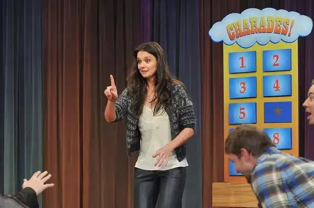Two people playing Pictionary Relay on The Tonight Show.