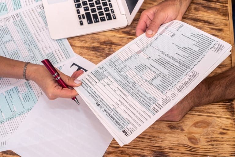 The Pros and Cons of Using an Accountant for Quarterly Tax Preparation